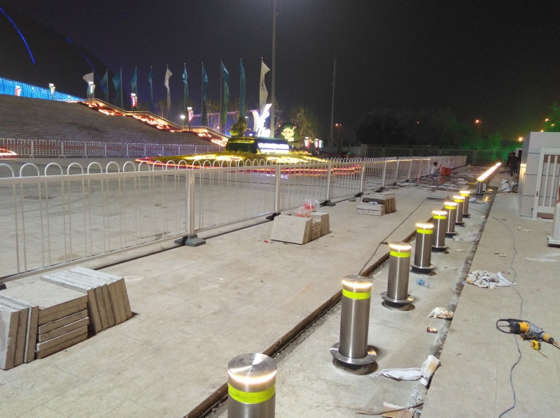 Pneumatic rising bollard 