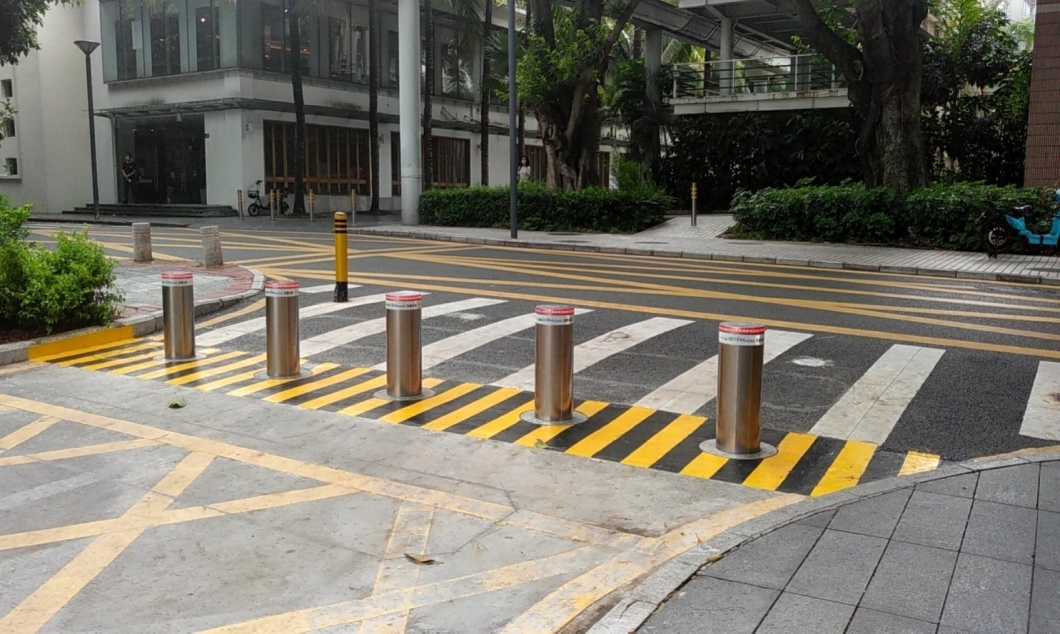 Pedestrian bollard 
